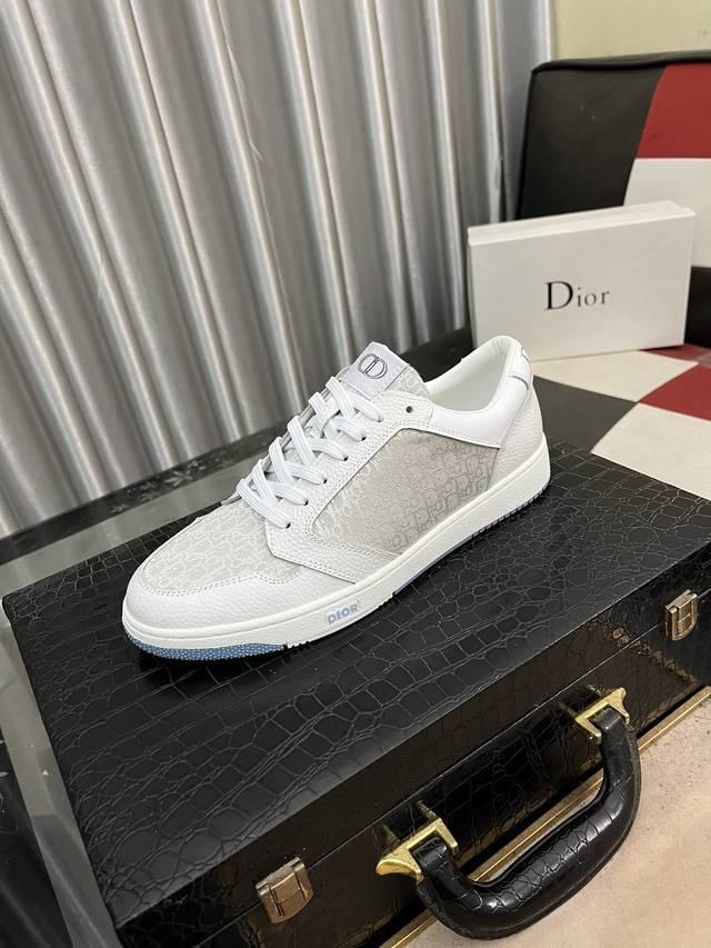 出厂价： Dior 迪奥低帮潮流运动休闲男鞋，鞋面采用意大利进口品牌印花面料+牛皮设计。羊皮垫脚，耐磨大底！款式高调大气，上脚百搭时尚，码数38-443色可选